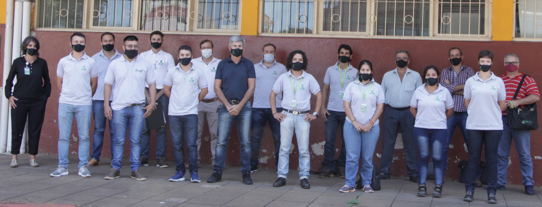 tecnicos de servicio de extension yerba mate inym junto al presidente 