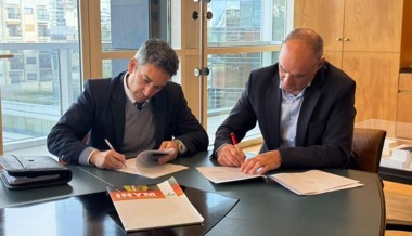 Firman el acuerdo por MATEAR 2026: Rodrigo Correa, presidente del INYM (izquierda) y Carlos Solanet, director comercial de La Rural S.A. (derecha).
