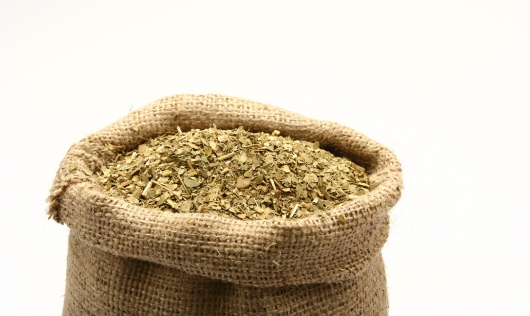 Imagen de Hoja, polvo y palo, componentes de la yerba mate elaborada
