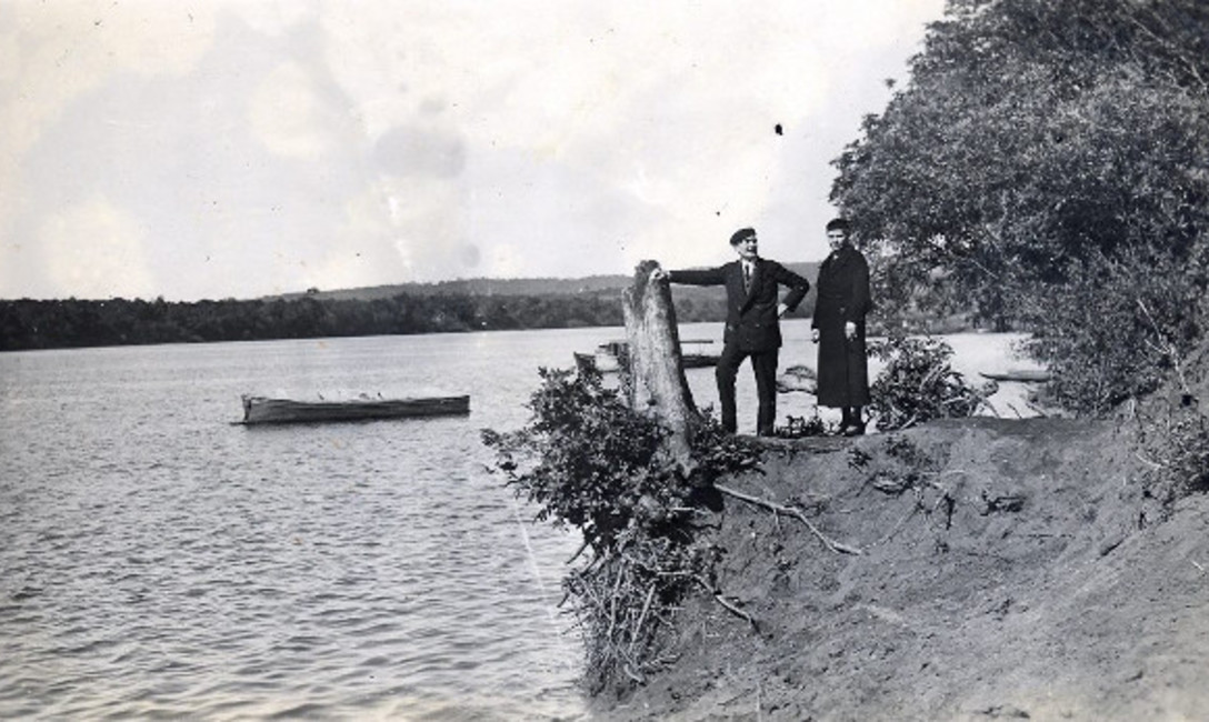 Don Pedro Núñez y Doña Elisa a orillas del río Paraná. Don Pedro Núñez y Doña Elisa a orillas del río Paraná.