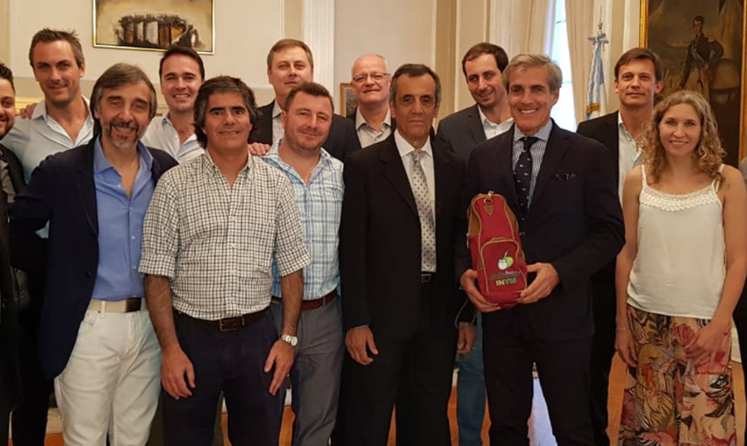 Imagen de Unidos por la misma pasión, yerbateros promocionan el producto Imagen de Unidos por la misma pasión, yerbateros promocionan el producto