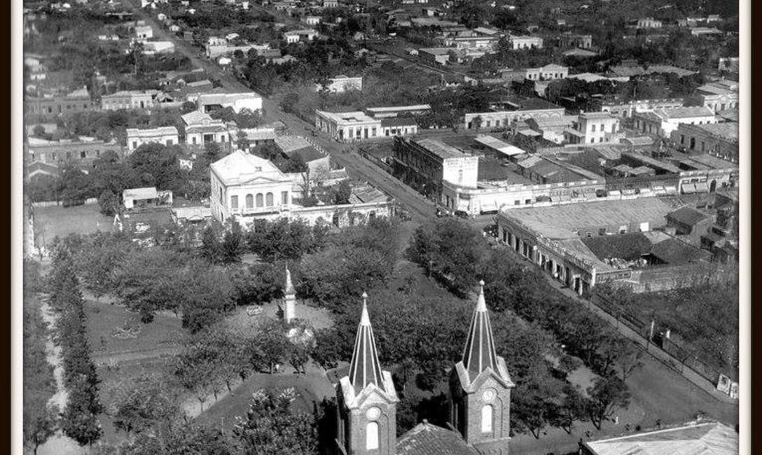 Visa área de la plaza 9 de Julio, Posadas, Misiones. foto: www.misionestienehistoria.com.ar Visa área de la plaza 9 de Julio, Posadas, Misiones. foto: www.misionestienehistoria.com.ar
