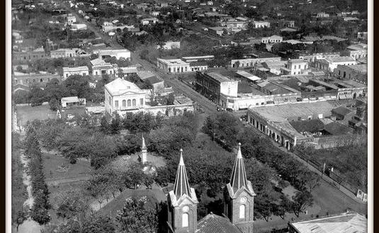 Visa área de la plaza 9 de Julio, Posadas, Misiones.  foto: www.misionestienehistoria.com.ar