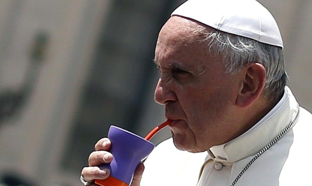 Imagen de Francisco detuvo su Papamóvil para tomarse un mate Imagen de Francisco detuvo su Papamóvil para tomarse un mate