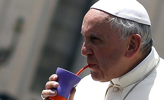 Imagen de Francisco detuvo su Papamóvil para tomarse un mate