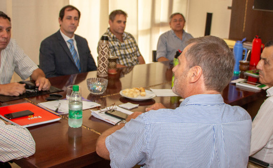 Imagen de Nos reunimos con empresas yerbateras y el Gobernador para ampliar el mercado indio