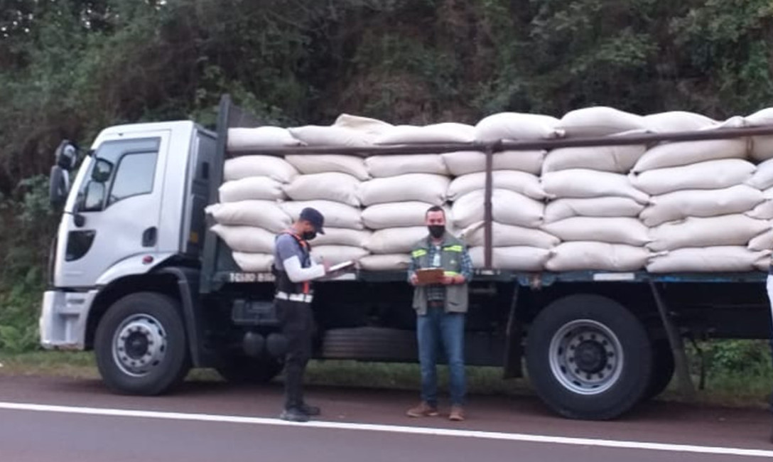 Imagen de Decomisamos una carga de palitos de yerba molidos en Dos de Mayo Imagen de Decomisamos una carga de palitos de yerba molidos en Dos de Mayo