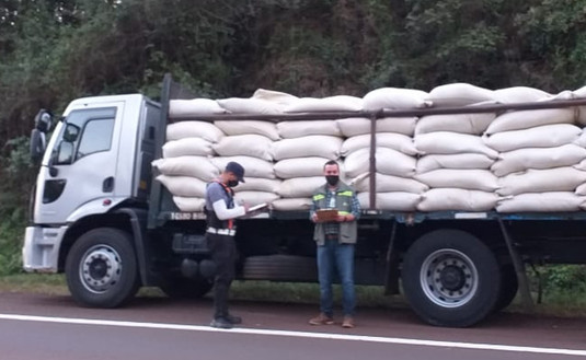 Imagen de Decomisamos una carga de palitos de yerba molidos en Dos de Mayo