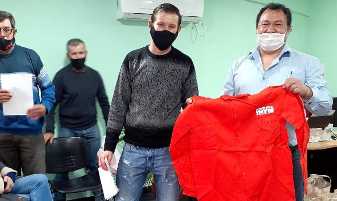 Imagen de Entregamos indumentaria y kits de sanitarios a cosecheros de Concepción de la Sierra Imagen de Entregamos indumentaria y kits de sanitarios a cosecheros de Concepción de la Sierra