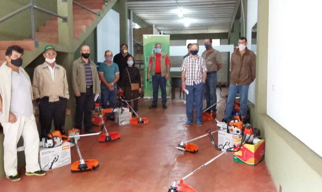 Pequeños productores con sus tijeras y motoguadañas. Pequeños productores con sus tijeras y motoguadañas.