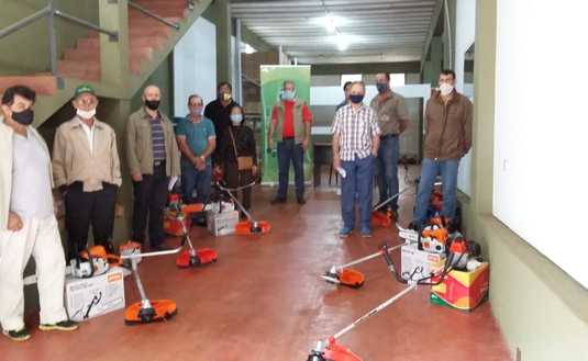 Pequeños productores con sus tijeras y motoguadañas.