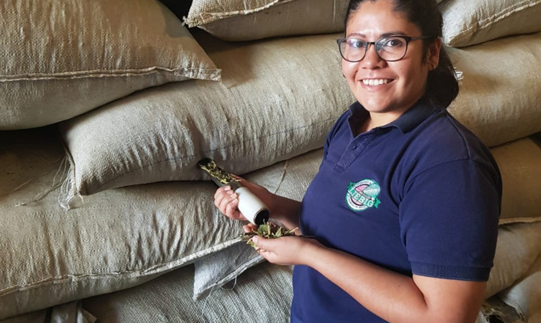 Imagen de Carolina, becada por el INYM, hoy ingeniera qu&iacute;mica dedicada al sector yerbatero