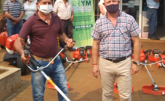 Estos implementos benefician directamente a los cosecheros, ya que les permite trabajar mucho mejor y de manera mas eficiente.