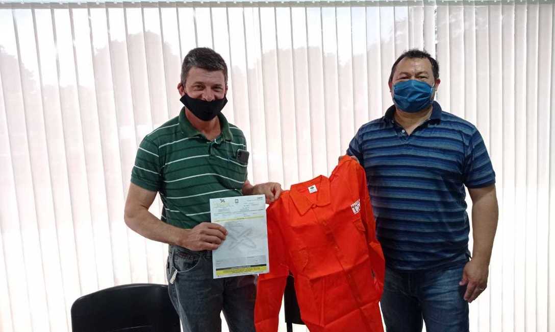 Imagen de El INYM entreg&oacute; indumentaria para unos 250 cosecheros