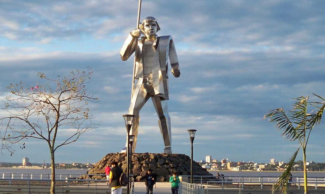 Monumento al Comandante Andresito en la costanera de Posadas, Misiones. Monumento al Comandante Andresito en la costanera de Posadas, Misiones.