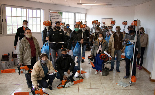 Se entregaron 1336 motoguadañas y motosierras y 557 tijeras electrónicas.