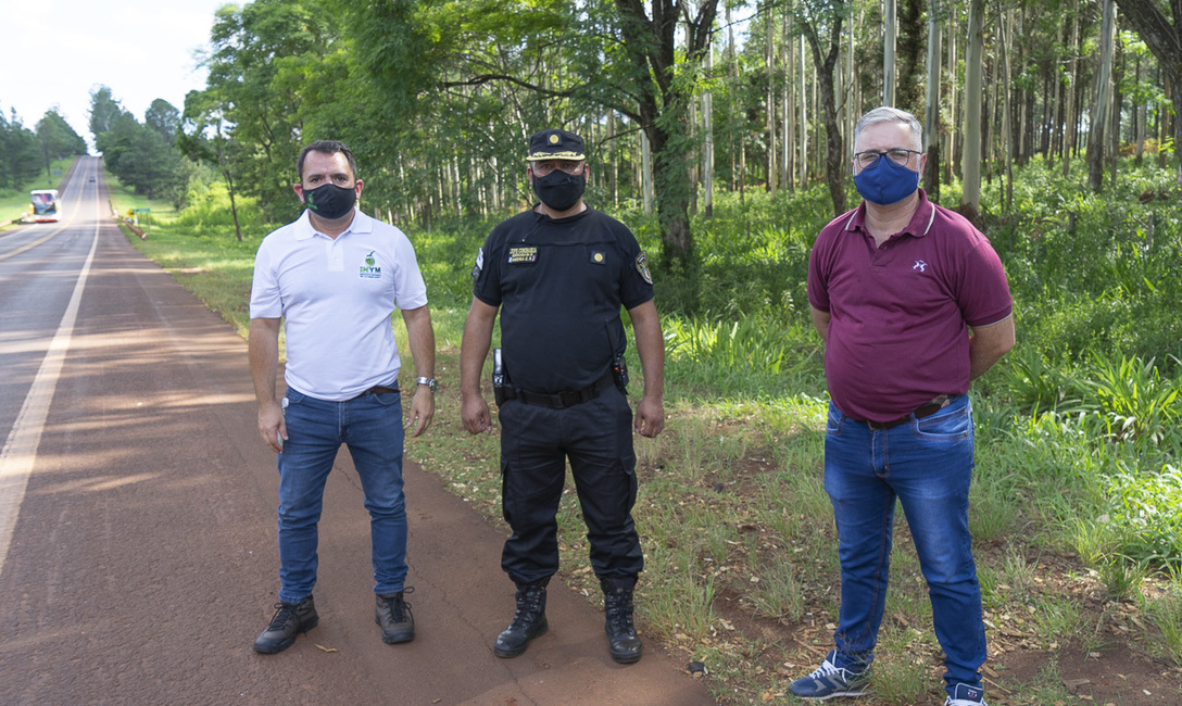 Trabajo conjunto. El subgerente de Fiscalización del INYM, César López, el comisario Celestino Medina y el director Hacklander Trabajo conjunto. El subgerente de Fiscalización del INYM, César López, el comisario Celestino Medina y el director Hacklander