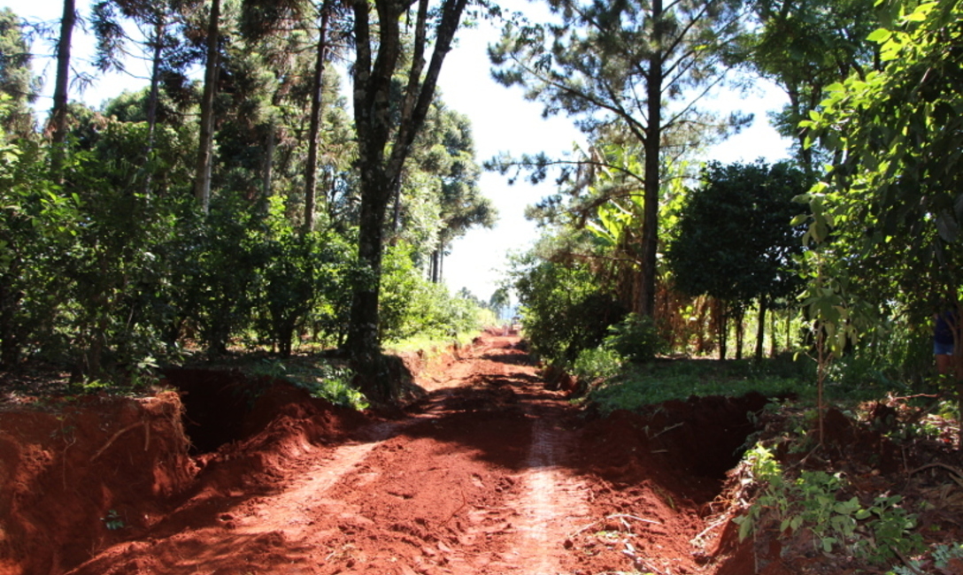 Se recomienda hacer mini represas en las canaletas para frenar la velocidad del agua que cae en los pozos. Se recomienda hacer mini represas en las canaletas para frenar la velocidad del agua que cae en los pozos.