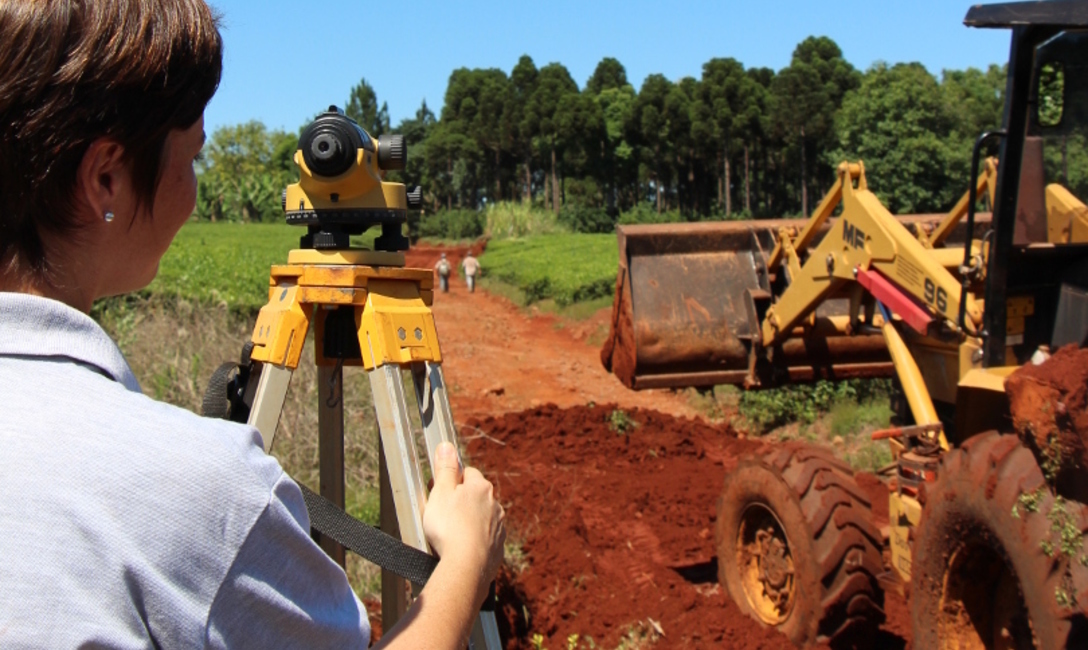Se realizó la nivelación del camino, canaletas a sus costados y lomadas con sus respectivas fosas de decantación. Se realizó la nivelación del camino, canaletas a sus costados y lomadas con sus respectivas fosas de decantación.