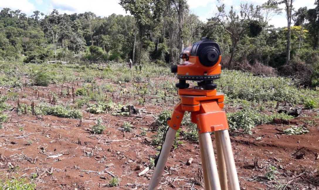 En la chacra de Valderino Henschel se plantar&aacute;n 1,5 de yerba con curvas de nivel. Foto del t&eacute;cnico Diego Quintana.