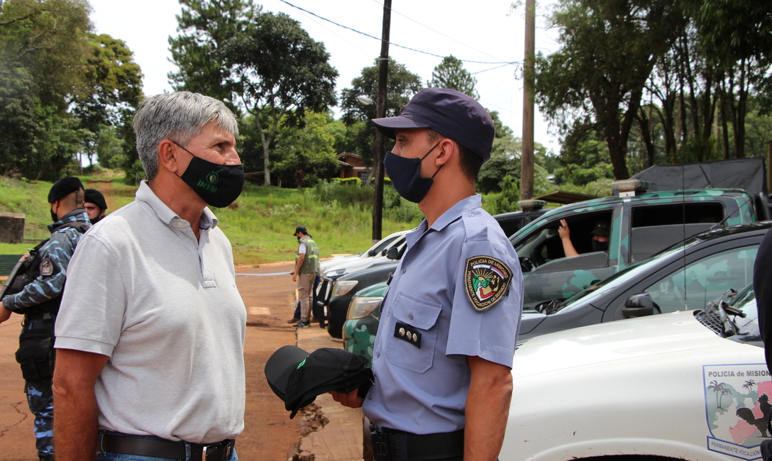 El presidente del INYM, Juan Jos&eacute; Szychowski, y el jefe a cargo de la Comisar&iacute;a I de San Pedro, el oficial principal Mat&iacute;as Bennesch.