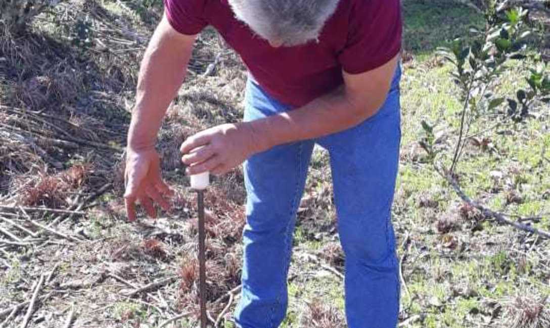 Bartel tambi&eacute;n construye sus propias herramientas, aqu&iacute; con el subsolador.