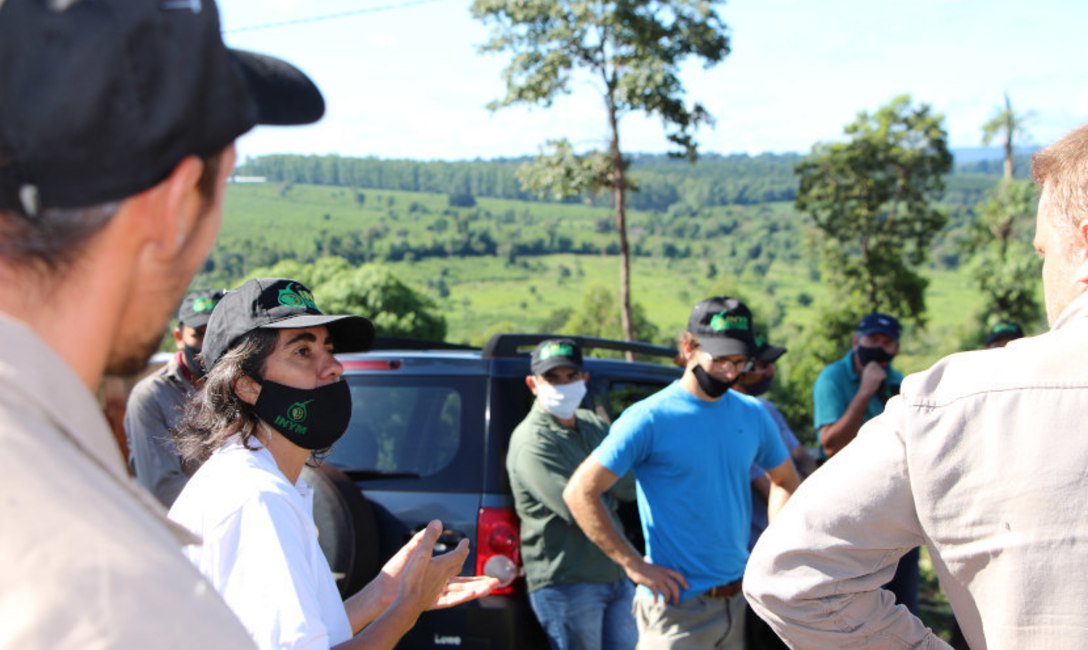 Ing. Agr&oacute;noma Ver&oacute;nica Scalerandi del INYM, intercambiando conocimientos con los productores.