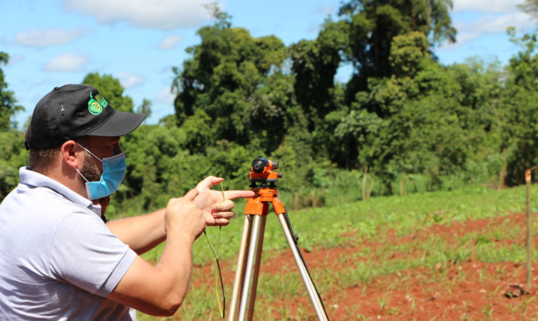 El t&eacute;cnico Gustavo Baumgratz explica sobre sistematizaci&oacute;n de suelos.