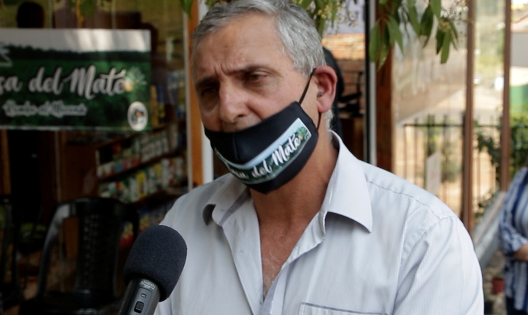 “Queremos lograr chacras sustentables y tenemos a instituciones que brindan capacitación para lograr eso y a muchos estudiantes de Universidad y colegios secundarios interesados en aprender, enfatizó Antonio Franza, de la Asociación de Productores Yerbateros y Tareferos del Alto Uruguay. “Queremos lograr chacras sustentables y tenemos a instituciones que brindan capacitación para lograr eso y a muchos estudiantes de Universidad y colegios secundarios interesados en aprender, enfatizó Antonio Franza, de la Asociación de Productores Yerbateros y Tareferos del Alto Uruguay.