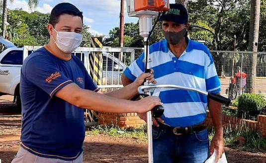 Imagen de Entrega de herramientas para cuidar el yerbal