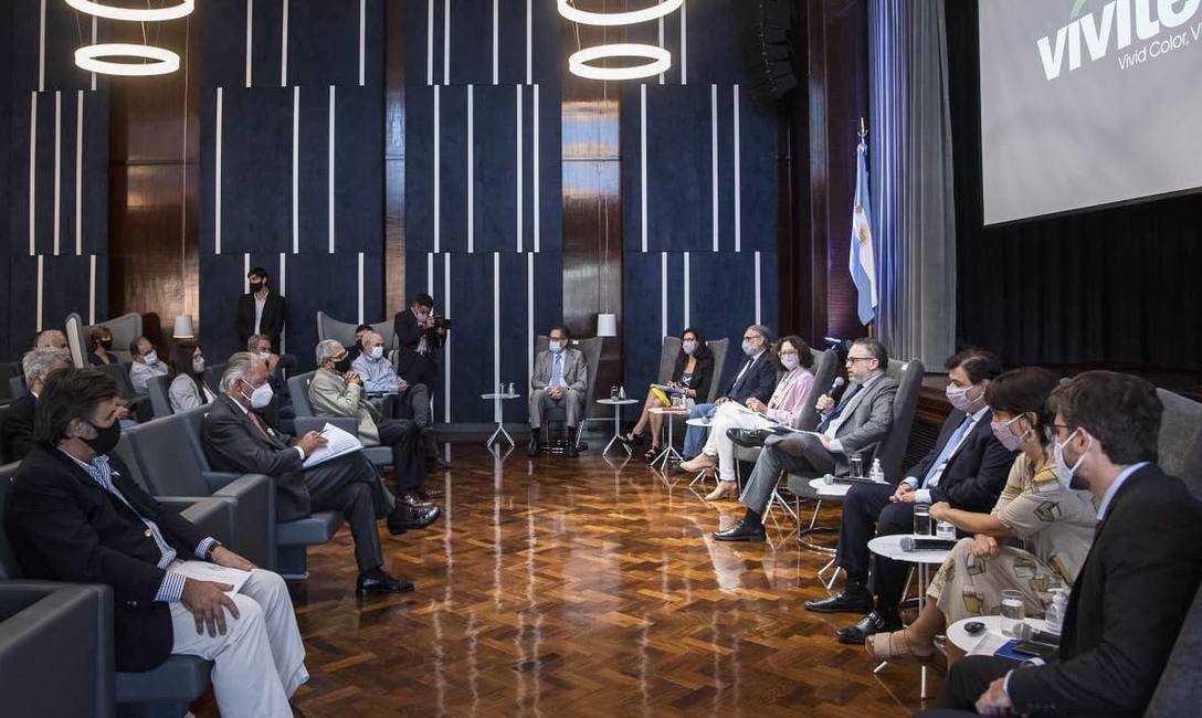 Además de Kulfas, estuvieron los ministros de Trabajo, Claudio Moroni; el de Agricultura, Luis Basterra; la titular de la AFIP, Mercedes Marcó del Pont; el presidente del BCRA, Miguel Pesce; la vicejefa de Gabinete, Cecilia Todesca, la secretaria de Comercio Interior, Paula Español, y el secretario de Política Económica, Fernando Morra. Además de Kulfas, estuvieron los ministros de Trabajo, Claudio Moroni; el de Agricultura, Luis Basterra; la titular de la AFIP, Mercedes Marcó del Pont; el presidente del BCRA, Miguel Pesce; la vicejefa de Gabinete, Cecilia Todesca, la secretaria de Comercio Interior, Paula Español, y el secretario de Política Económica, Fernando Morra.