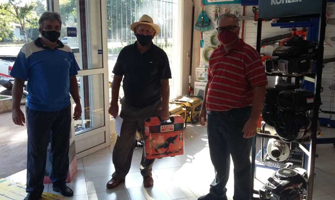 Los directores Nelson Dalcolmo y Claudio Marcelo Hacklander junto a productores en Ap&oacute;stoles.