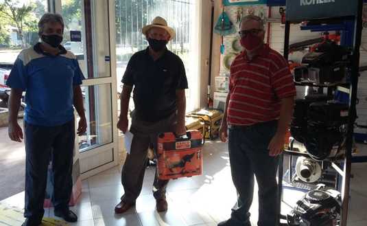 Los directores Nelson Dalcolmo y Claudio Marcelo Hacklander junto a productores en Ap&oacute;stoles.