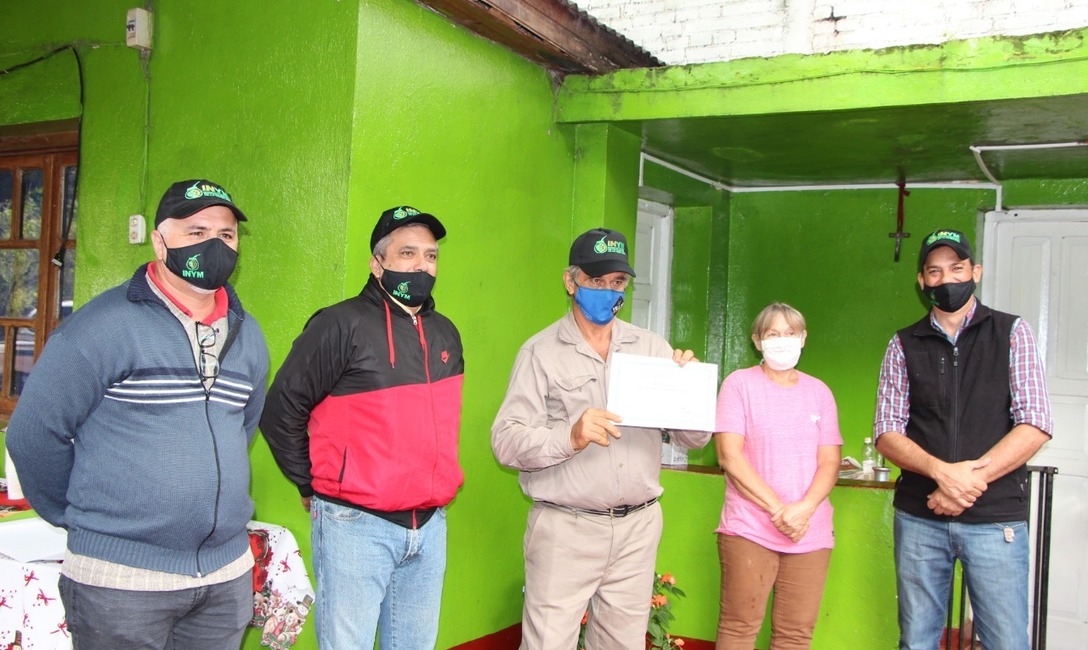 Los directores por la Producción en el INYM; Claudio Marcelo Hacklander; Nelson Dalcolmo, Jonás Petterso, entregaron un diploma al productor. Los directores por la Producción en el INYM; Claudio Marcelo Hacklander; Nelson Dalcolmo, Jonás Petterso, entregaron un diploma al productor.