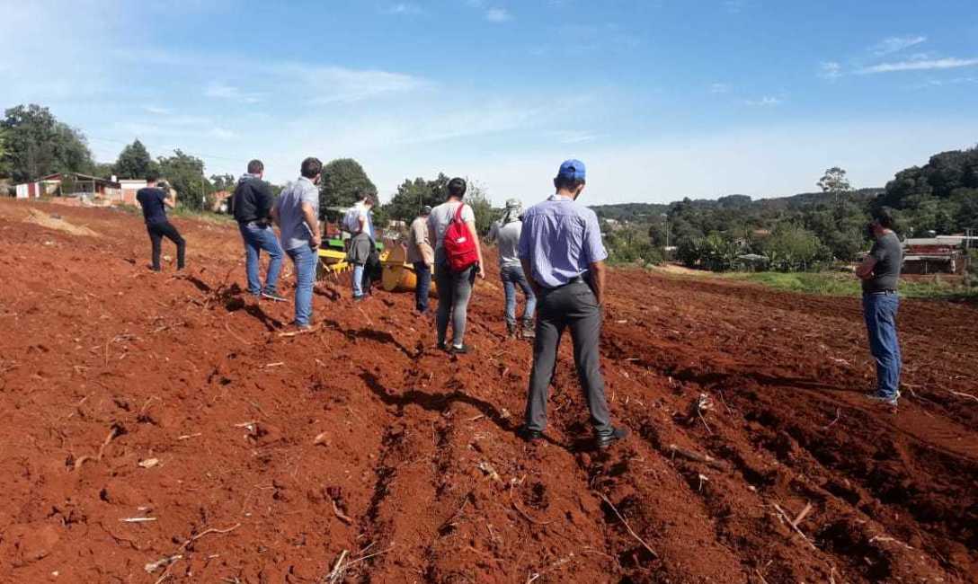 Imagen de Cultivar cuidando el suelo, en el D&iacute;a de la Tierra