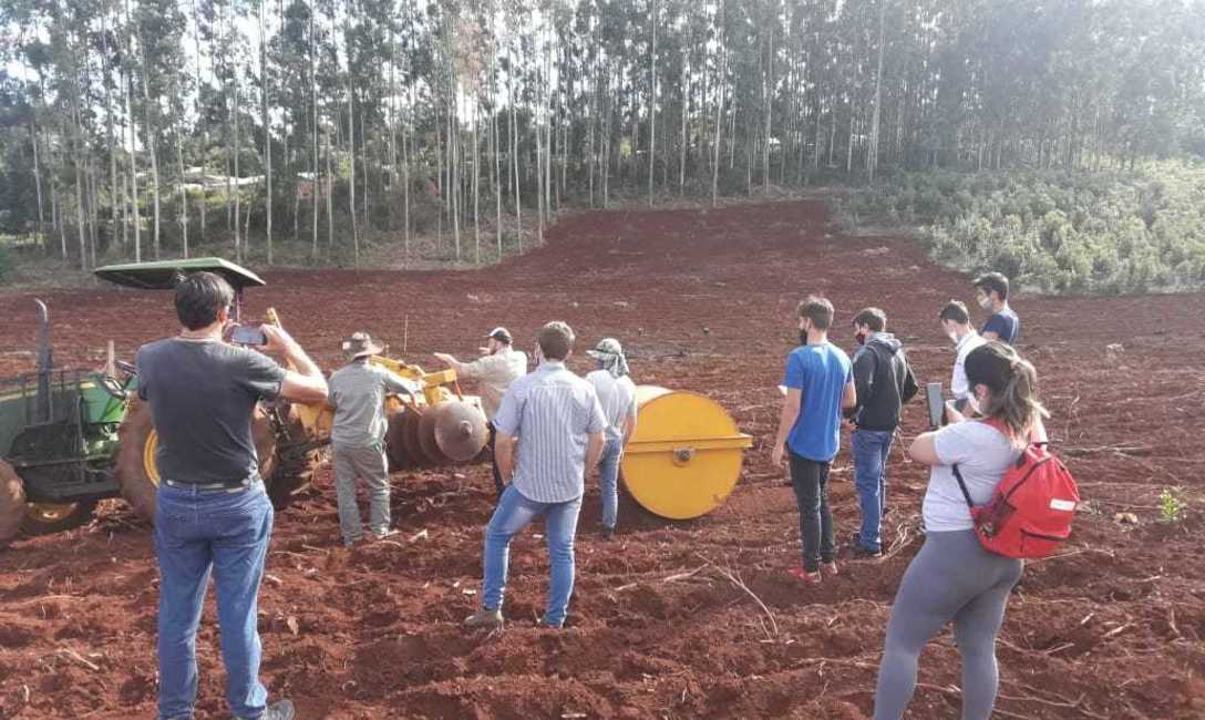 Imagen de Cultivar cuidando el suelo, en el D&iacute;a de la Tierra