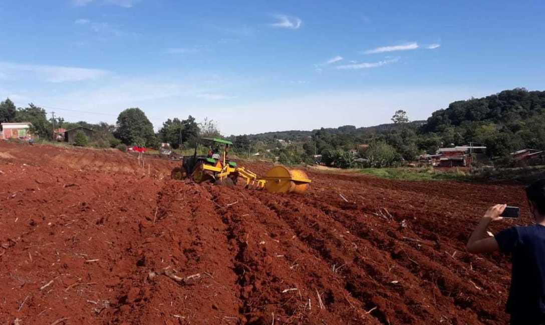 Imagen de Cultivar cuidando el suelo, en el D&iacute;a de la Tierra
