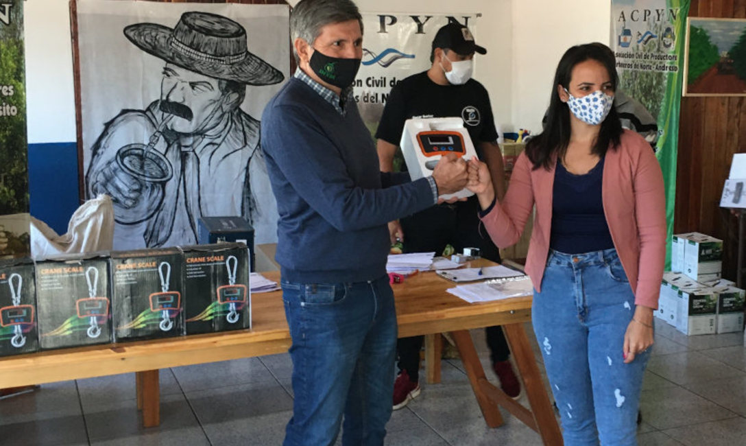 Imagen de Entregamos m&aacute;s herramientas para productores y a la EFA de Andresito