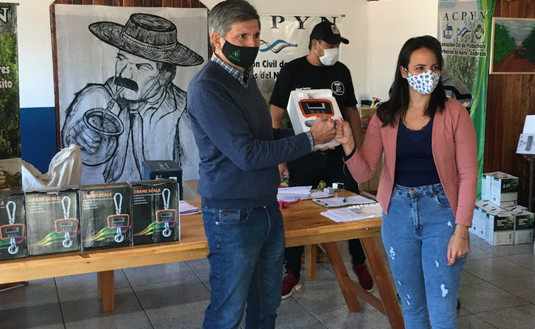 Imagen de Entregamos m&aacute;s herramientas para productores y a la EFA de Andresito