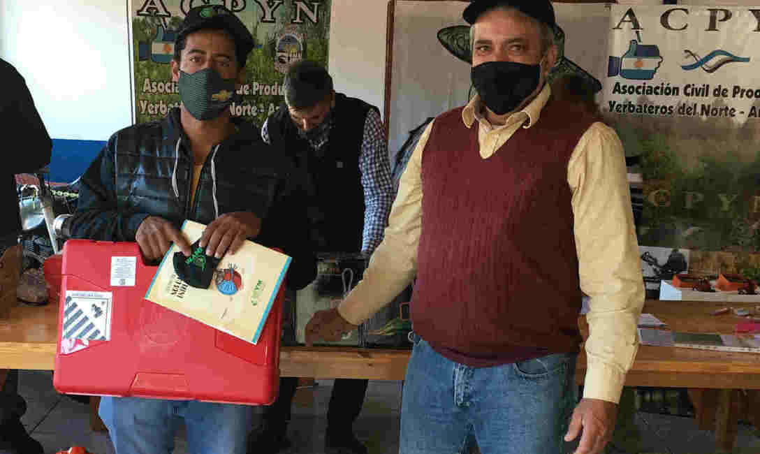 Imagen de Entregamos m&aacute;s herramientas para productores y a la EFA de Andresito