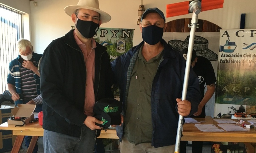 Imagen de Entregamos m&aacute;s herramientas para productores y a la EFA de Andresito