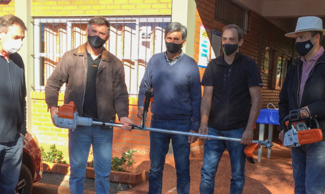 Imagen de Entregamos m&aacute;s herramientas para productores y a la EFA de Andresito