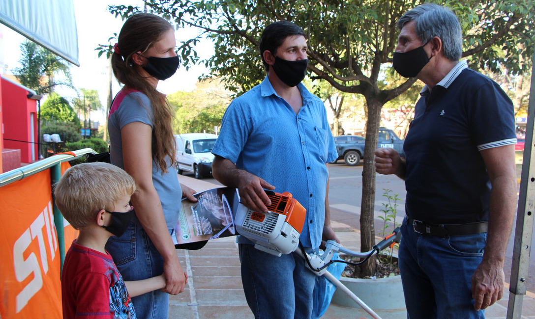 La familia Parfe&ntilde;uk, tras recibir la motoguada&ntilde;a, y el Pte. del INYM, Juan Jos&eacute; Szychowski, dialogan sobre c&oacute;mo trabajan en la chacra y las perspectivas con la actual cosecha de yerba mate.