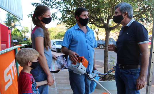 La familia Parfe&ntilde;uk, tras recibir la motoguada&ntilde;a, y el Pte. del INYM, Juan Jos&eacute; Szychowski, dialogan sobre c&oacute;mo trabajan en la chacra y las perspectivas con la actual cosecha de yerba mate.