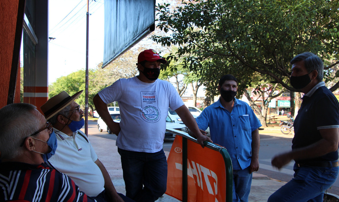 Imagen de Entrega de herramientas y charla con productores yerbateros en San Vicente