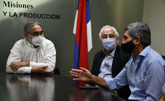 El ministro de Agricultura de la Nación, Luis Basterra; el subsecretario de  Economías Regionales, Luis Almirón, y el Pte. del INYM, Juan José Szychowski, en diálogo sobre la actividad yerbatera.