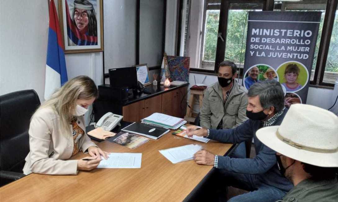 Imagen de El INYM donó un termo expendedor de agua caliente para mates Imagen de El INYM donó un termo expendedor de agua caliente para mates