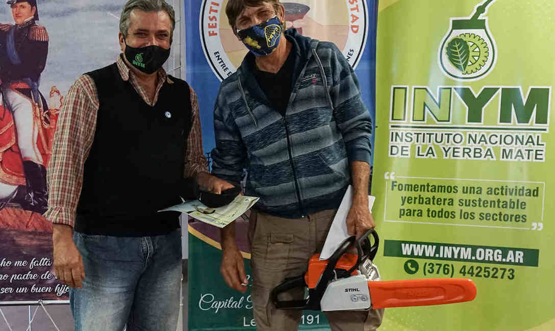 Imagen de Entregamos herramientas a productores de 25 de Mayo