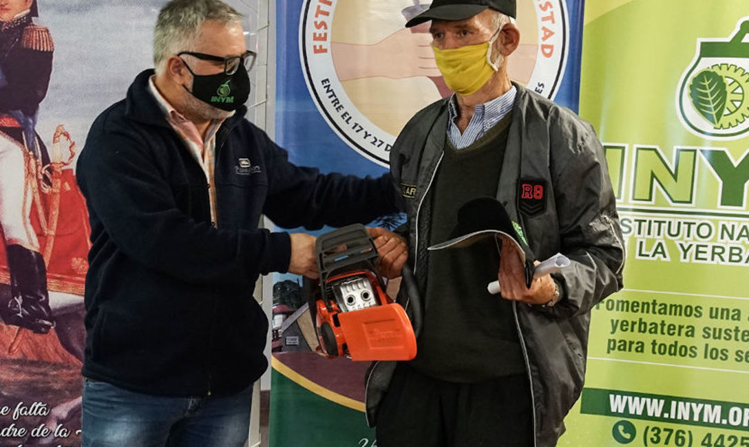 Imagen de Entregamos herramientas a productores de 25 de Mayo