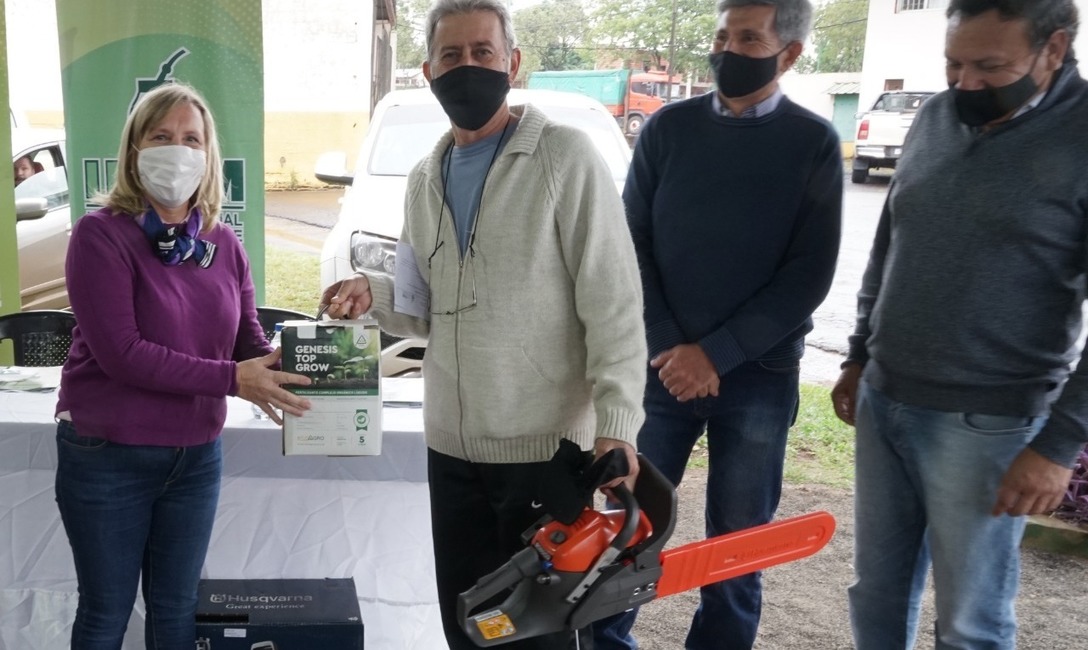 Imagen de Entregamos herramientas en la localidad de Ap&oacute;stoles